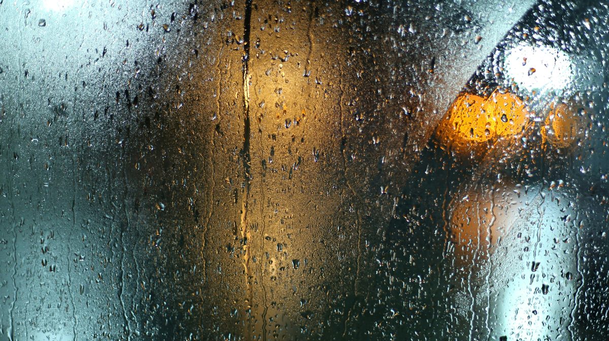 Regnerischer Abend durch ein Fenster